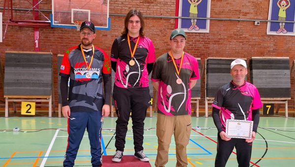 Héctor González (oro) y Alejandro González (bronce), en el pódium del Campeonato de Castilla y León de tiro con arco