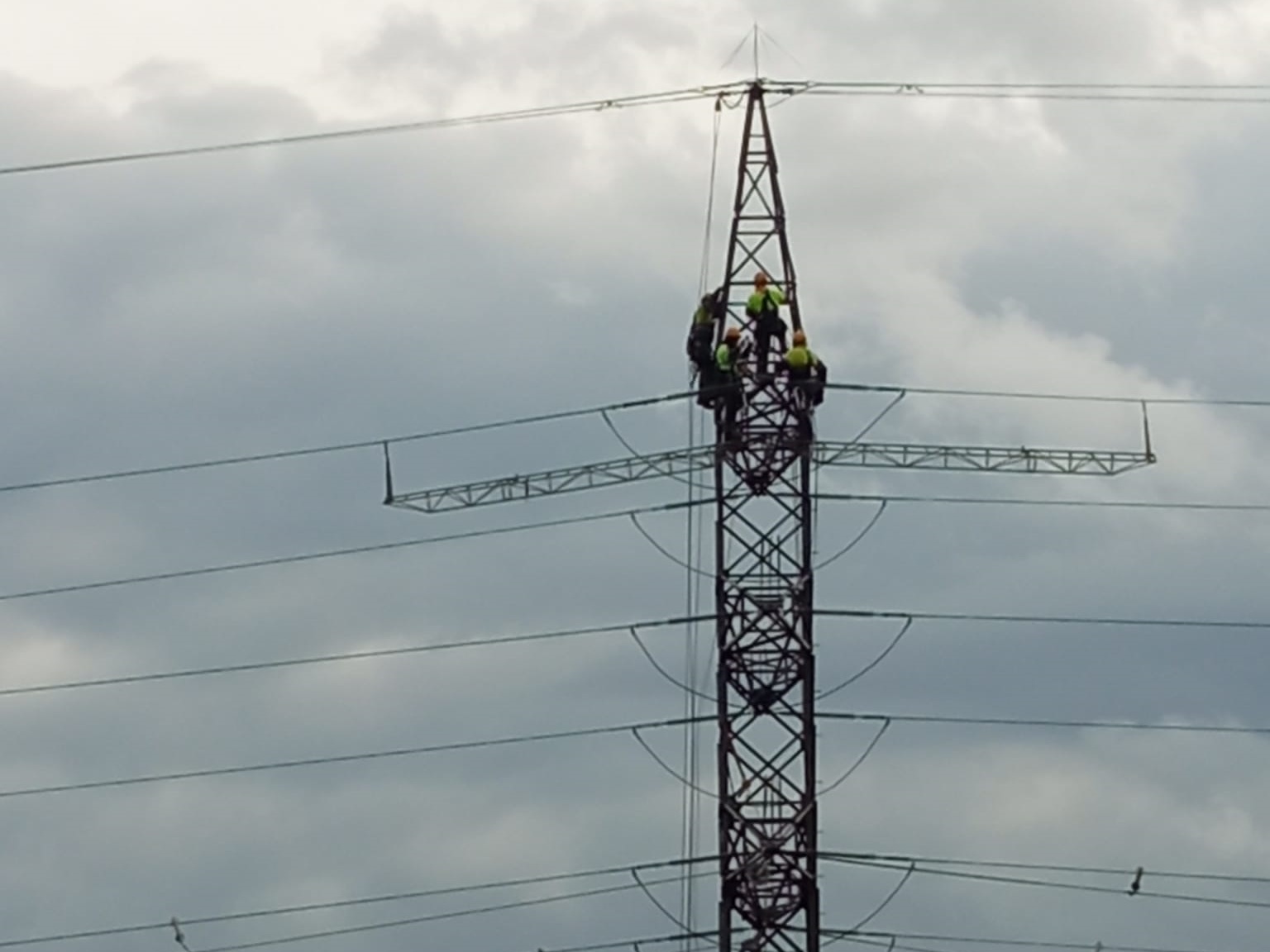 Operarios en una torre eléctrica en Cuatrovientos