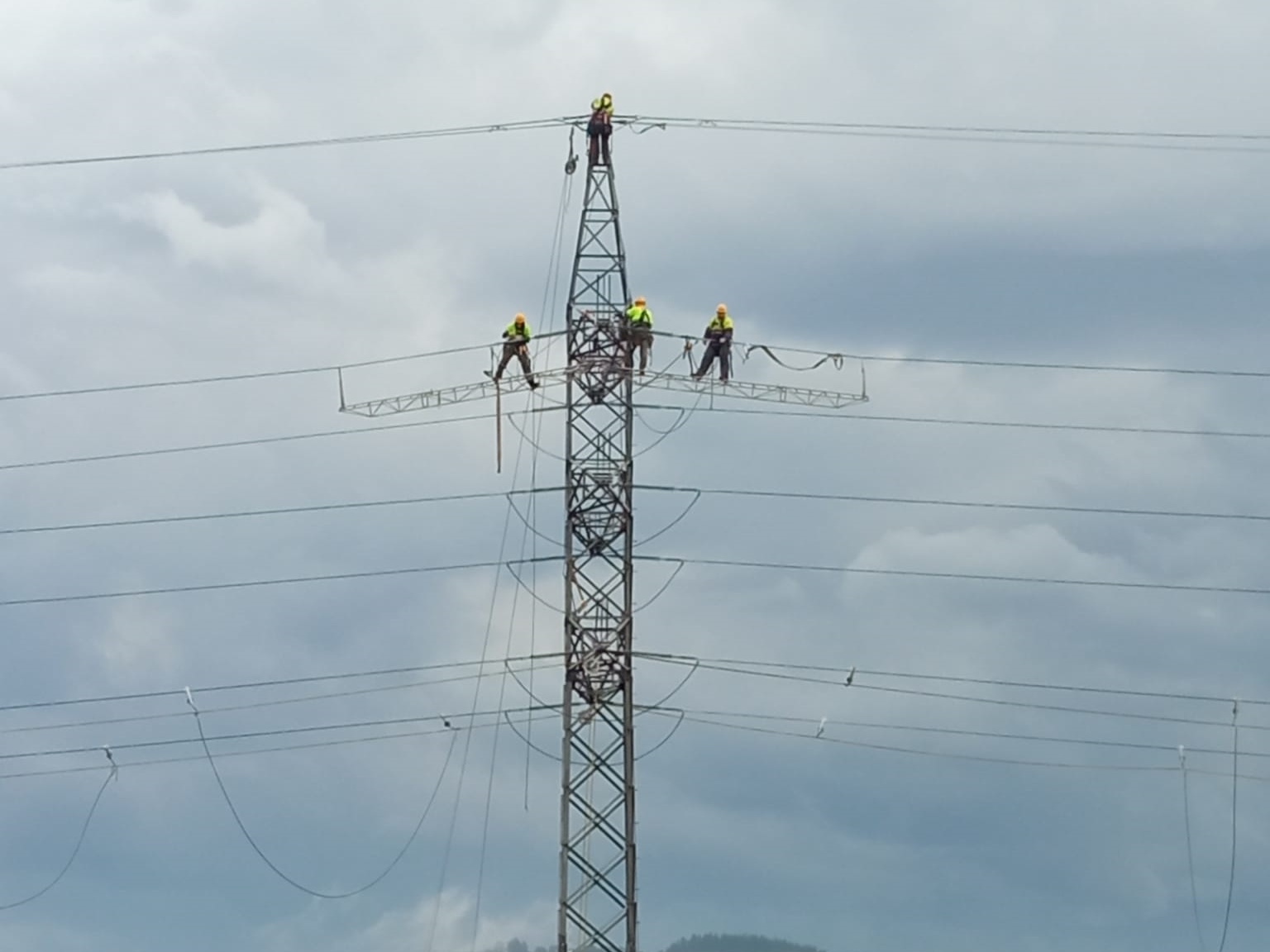 Operarios en una torre eléctrica en Cuatrovientos