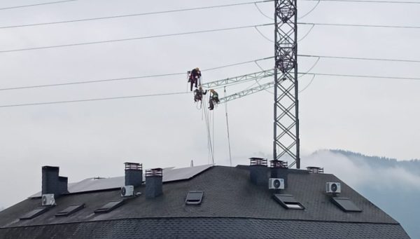 Operarios en una torre eléctrica en Cuatrovientos