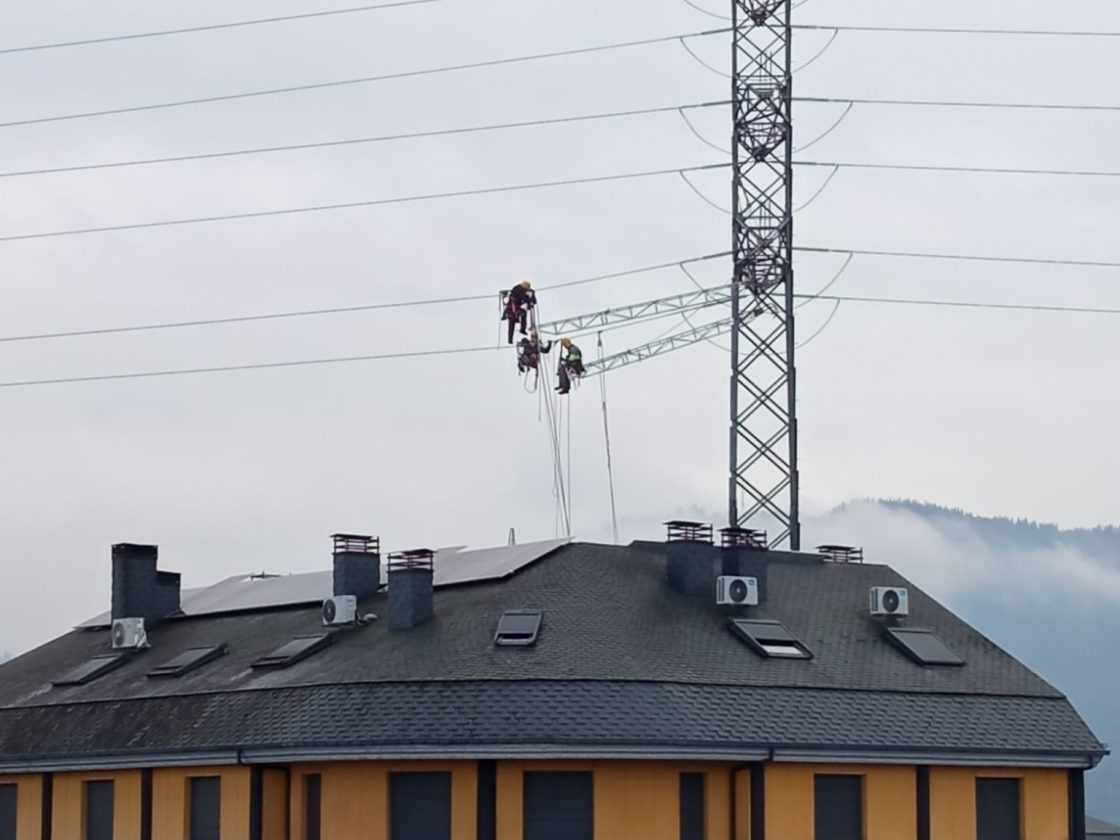 Operarios en una torre eléctrica en Cuatrovientos