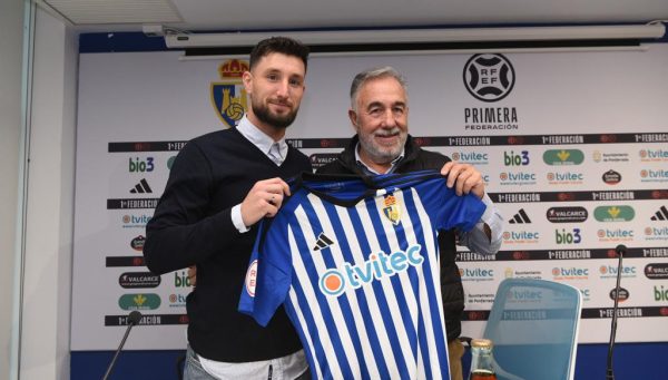 Borja Valle junto al presidente de la Ponferradina, José Fernández Nieto. / QUINITO