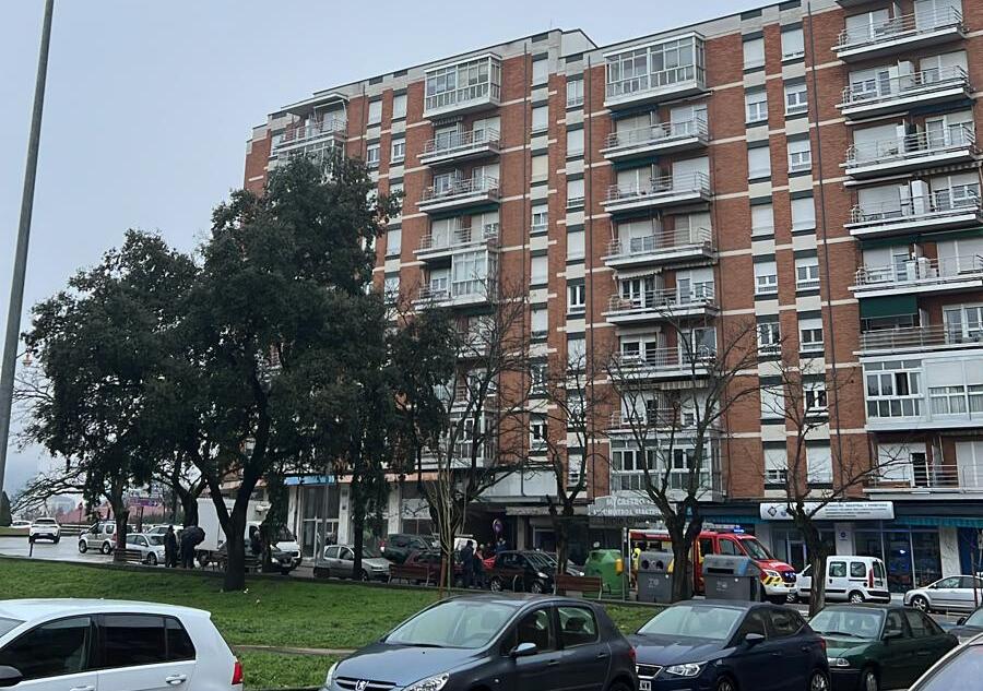 Fotografía del edificio donde se encontraron al hombre fallecido en el interior de su vivienda