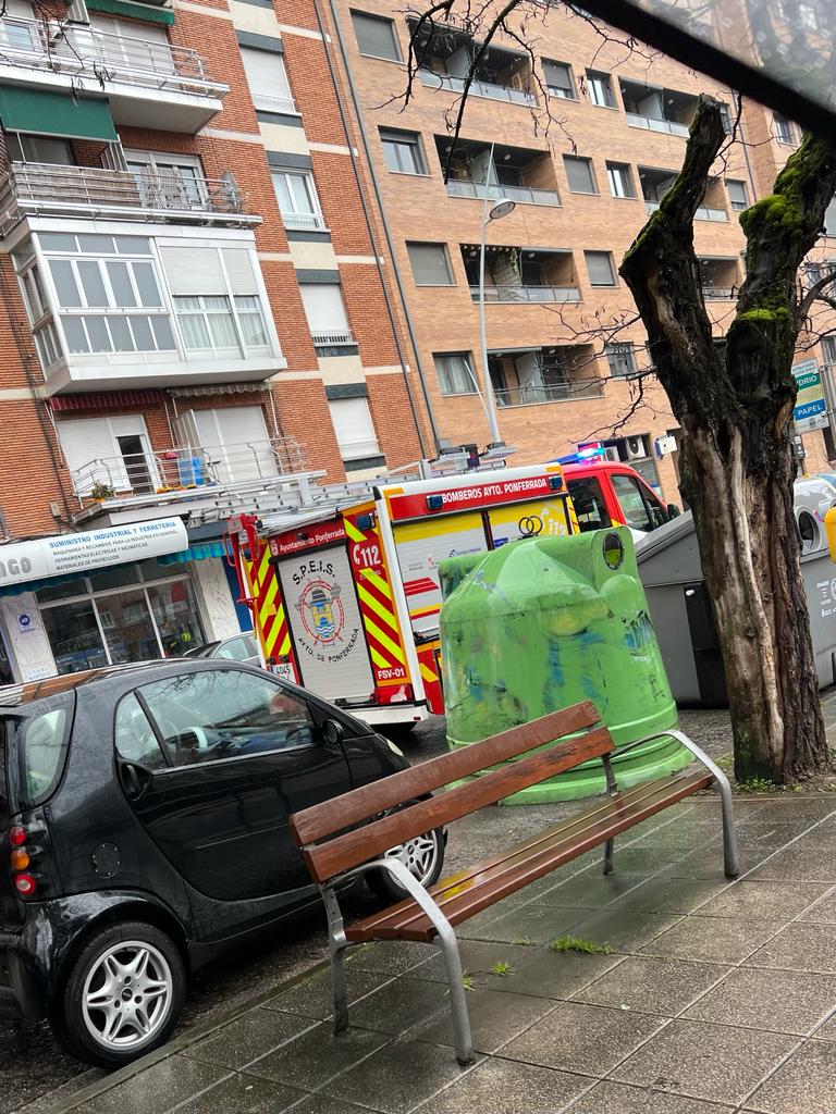 Los bomberos de Ponferrada en el edificio donde se encontraron al hombre fallecido en el interior de su vivienda