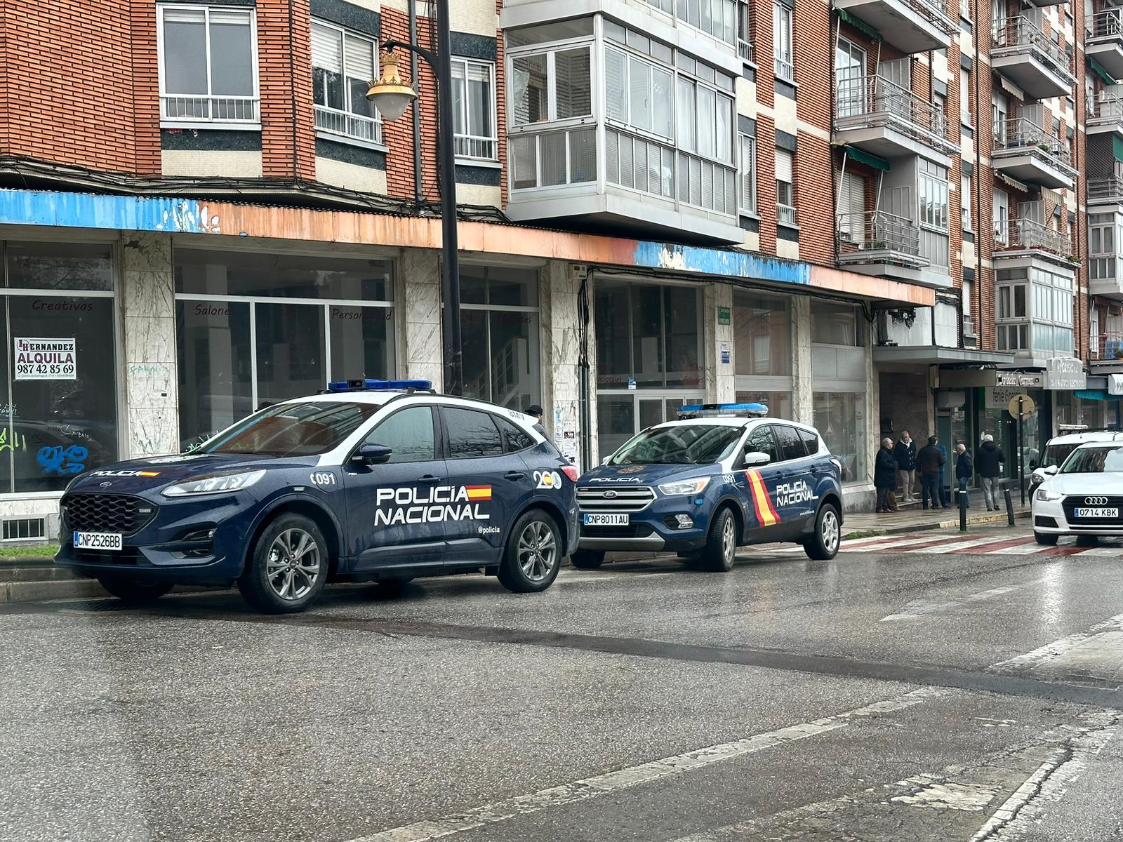 La Policía Nacional en el edificio donde se encontraron al hombre fallecido en el interior de su vivienda