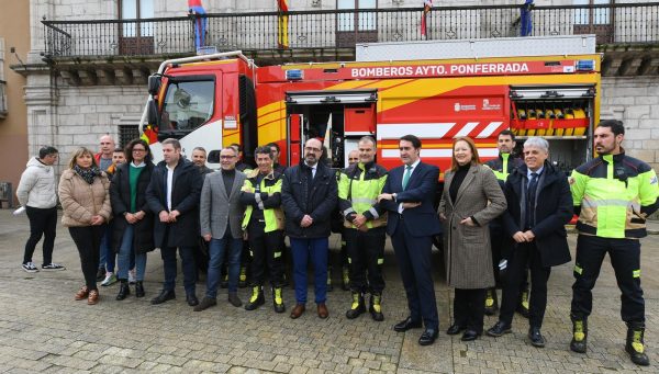 Presentación de un nuevo vehículo del parque de bomberos de Ponferrada