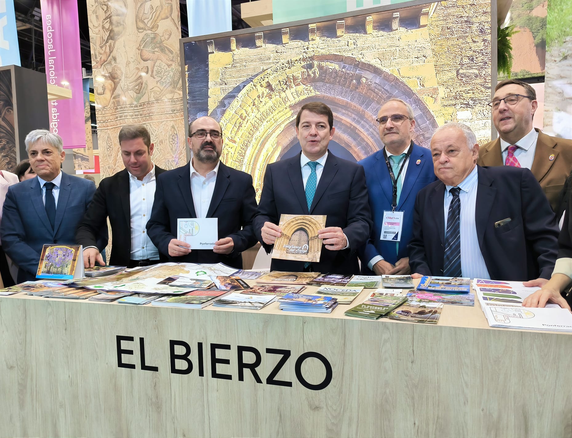 El presidente de la Junta de Castilla y León, Alfonso Fernández Mañueco, en el mostrador del Bierzo en Fitur