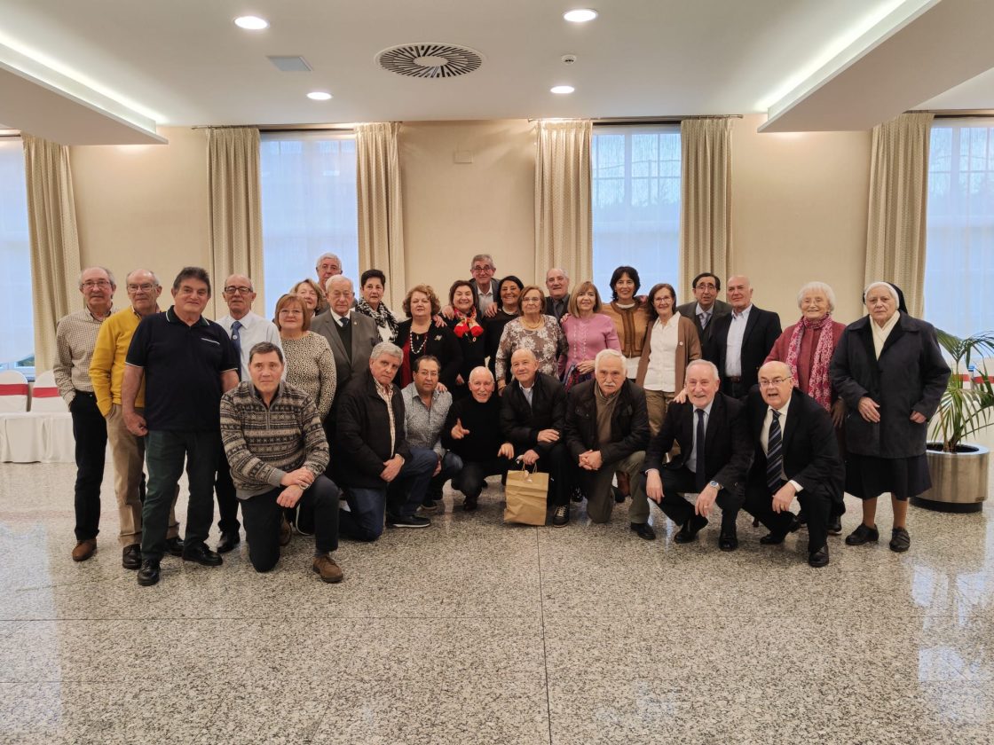 Reunión de profesores graduados hace 50 años en La Inmaculada. / EBD