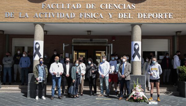 Minuto de silencio en el Campus de Vegazana de León por el asesinato de un estudiante de la Facultad de Ciencias de la Actividad Física y el Deporte