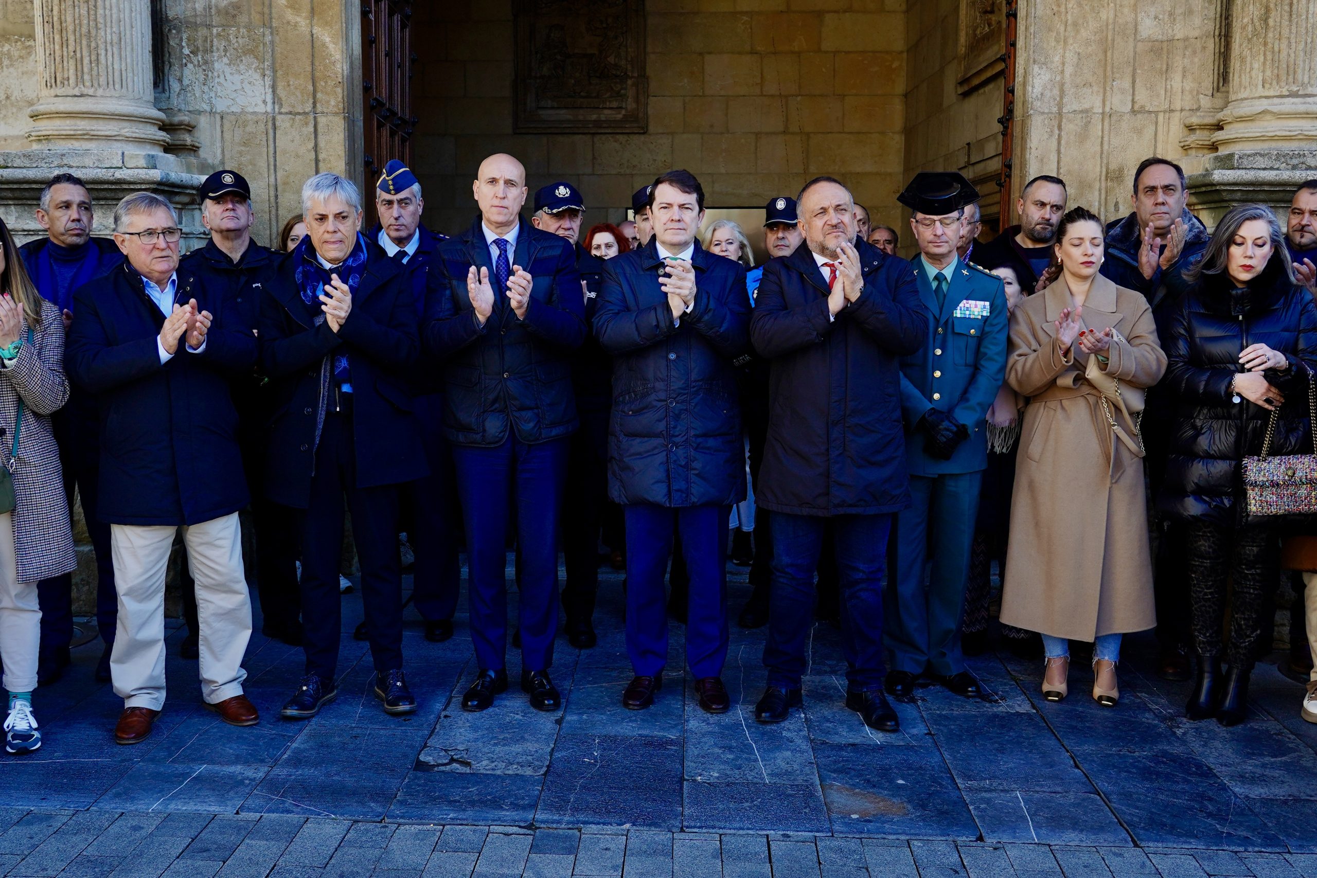 El presidente de la Junta de Castilla y León, Alfonso Fernández Mañueco, participa en el minuto de silencio en León en repulsa por el asesinato de dos guardias civiles en Barbate