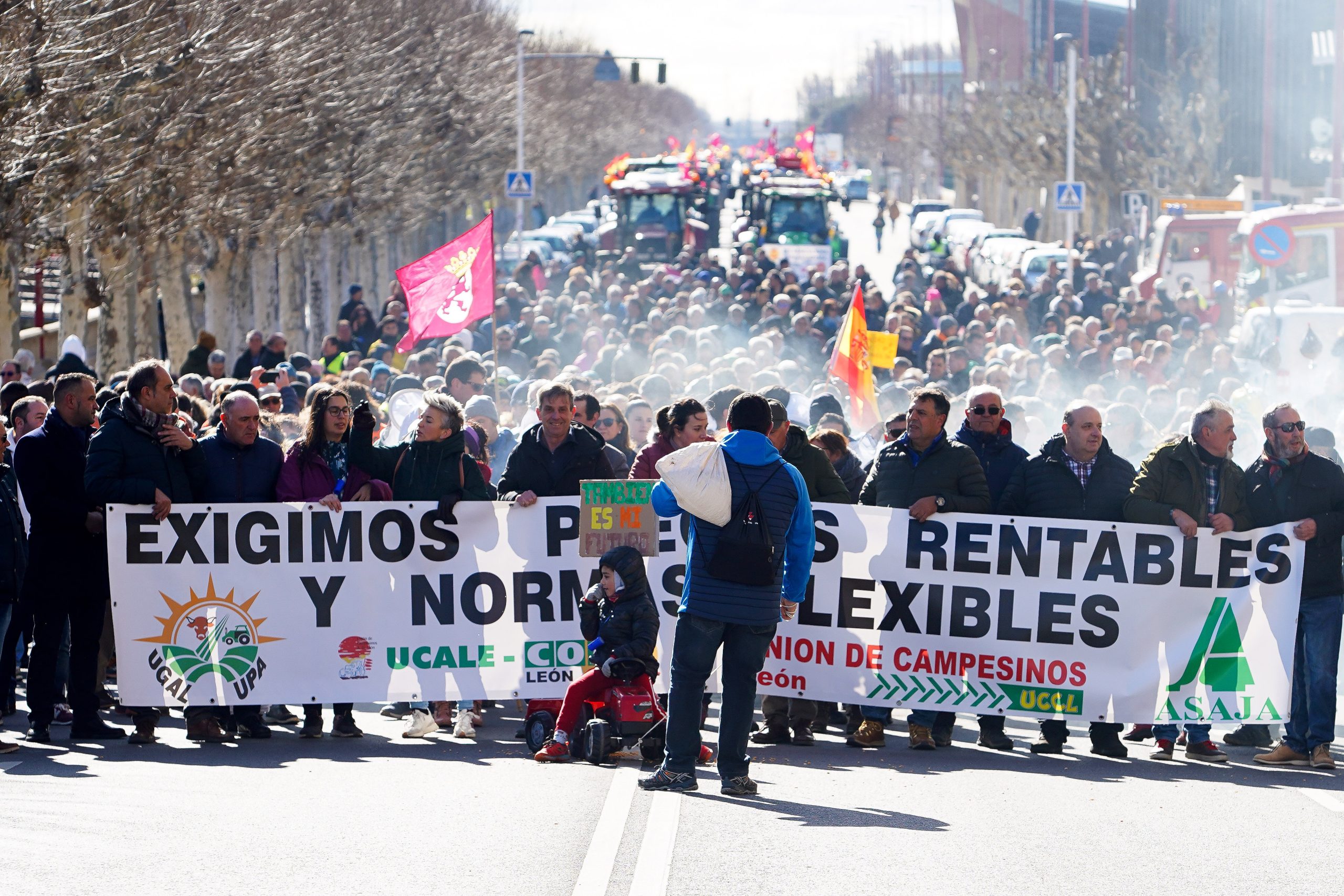 Las organizaciones agrarias Asaja, Ugal-Upa, Ucale-Coag y UCCL celebran una tractorada por las calles de León bajo el lema ‘Exigimos precios rentables y normas flexibles’