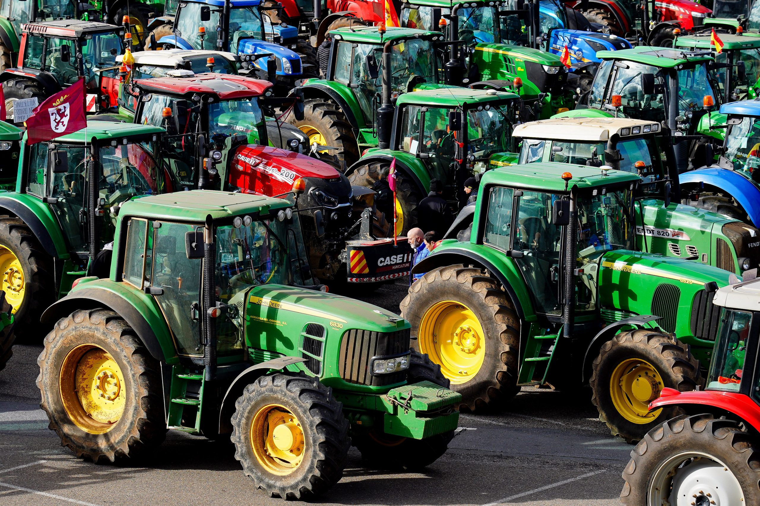 Las organizaciones agrarias Asaja, Ugal-Upa, Ucale-Coag y UCCL celebran una tractorada por las calles de León bajo el lema ‘Exigimos precios rentables y normas flexibles’