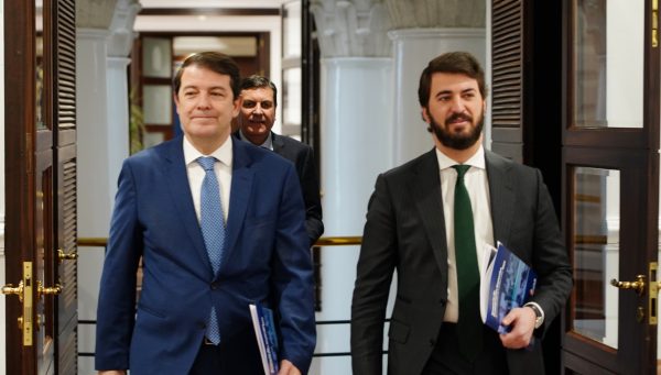 El presidente de la Junta de Castilla y León, Alfonso Fernández Mañueco; el vicepresidente, Juan García-Gallardo; y el consejero de Economía y Hacienda, Carlos Fernández Carriedo, comparecen en rueda de prensa para presentar el proyecto de Ley de Presupuestos Generales de la Comunidad para 2024.