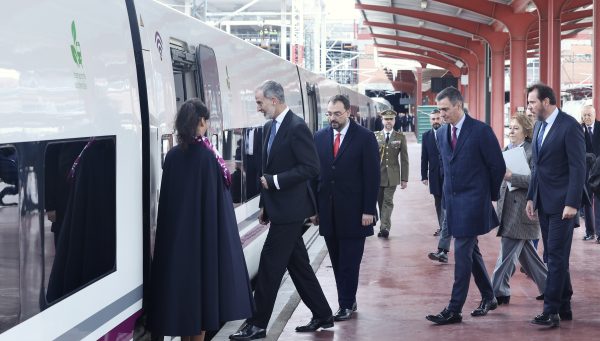 El rey Felipe VI inaugura la Variante de Pajares de la Línea de Alta Velocidad Madrid-Asturias. Estará acompañado del presidente del Gobierno, Pedro Sánchez, el ministro de Transportes y Movilidad Sostenible, Óscar Puente, y los presidentes de Asturias y Castilla y León, Adrián Barbón y Alfonso Fernández Mañueco