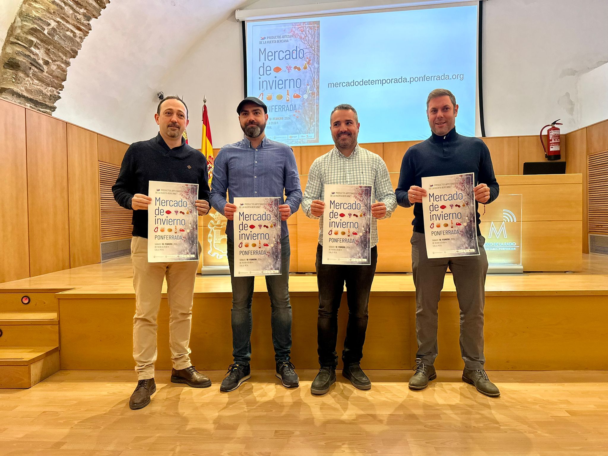 El concejal de Comercio de Ponferrada, David Pacios, junto al concejal de Turismo, Iván Alonso y el representante de la Asociación de Vecinos y Comerciantes Abastos Ponferrada, Neftalí García, durante la presentación del Mercado de Invierno