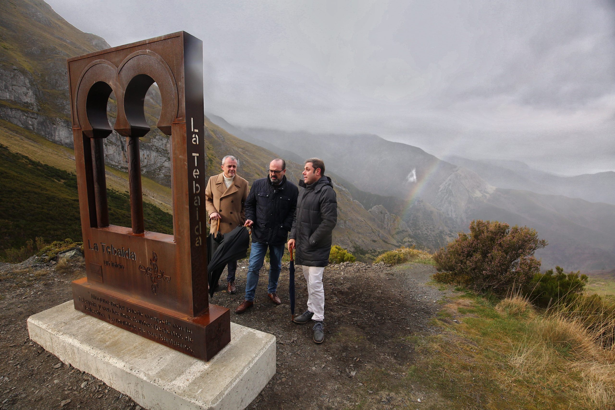 El alcalde de Ponferrada, Marco Morala, y el el concejal de Medio Rural, Turismo y Patrimonio, Iván Alonso, acuden a la inauguración del mirador de Peñalba de Santiago