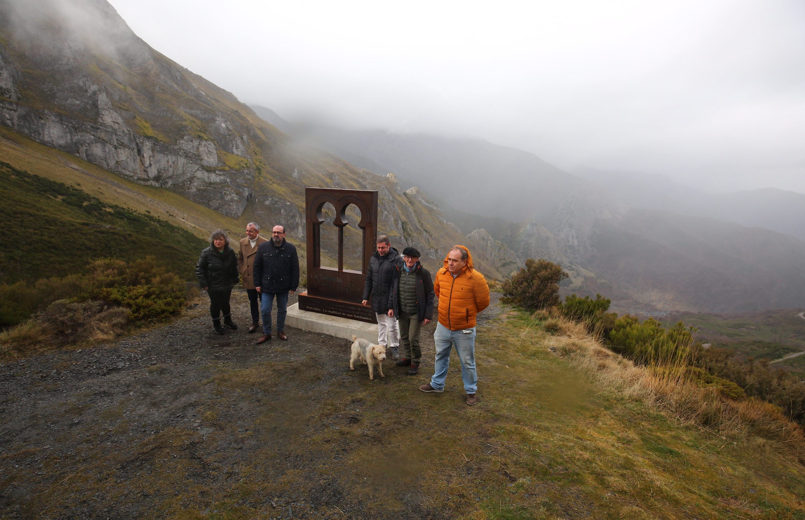 El alcalde de Ponferrada, Marco Morala, y el el concejal de Medio Rural, Turismo y Patrimonio, Iván Alonso, acuden a la inauguración del mirador de Peñalba de Santiago