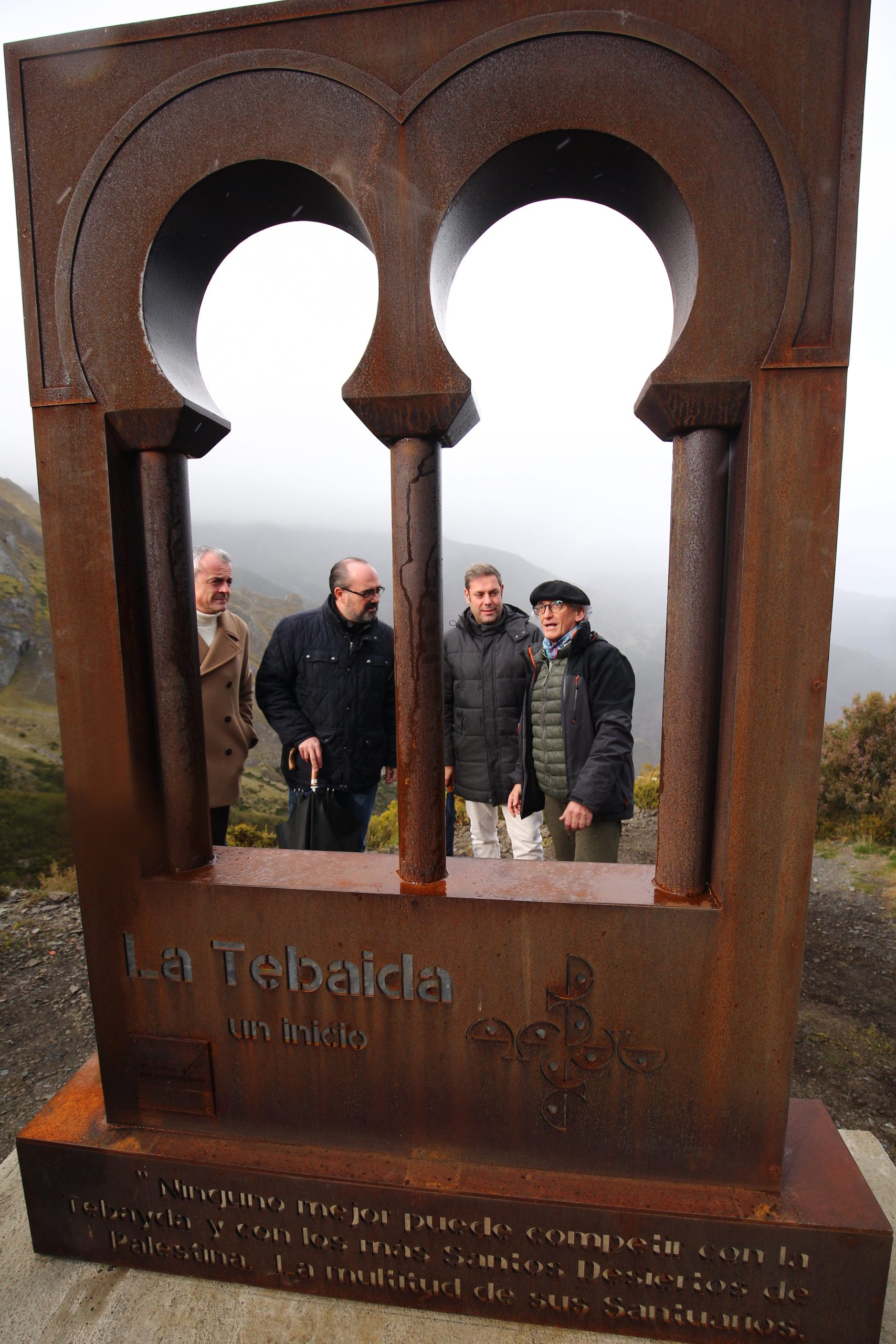 El alcalde de Ponferrada, Marco Morala, y el el concejal de Medio Rural, Turismo y Patrimonio, Iván Alonso, acuden a la inauguración del mirador de Peñalba de Santiago