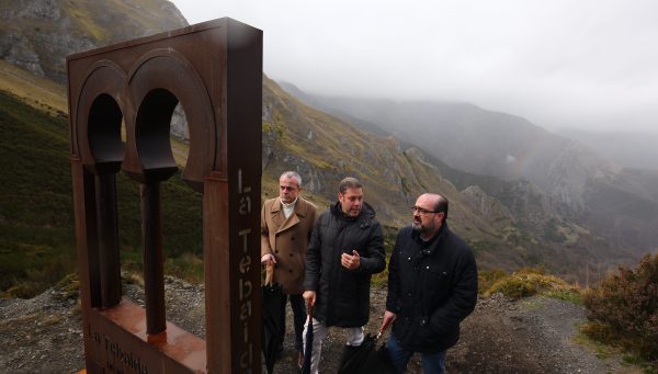 El alcalde de Ponferrada, Marco Morala, y el el concejal de Medio Rural, Turismo y Patrimonio, Iván Alonso, acuden a la inauguración del mirador de Peñalba de Santiago