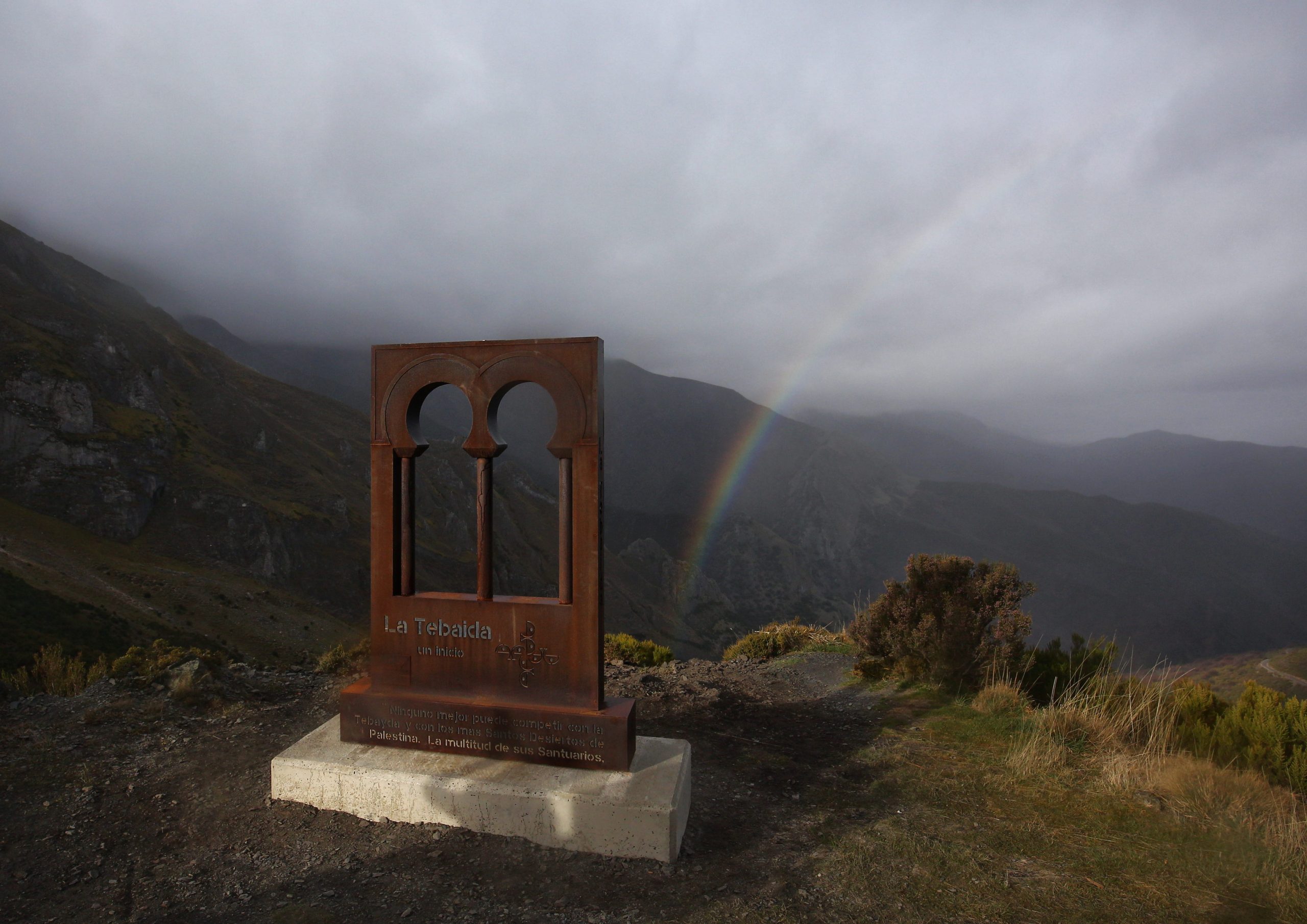 El alcalde de Ponferrada, Marco Morala, y el el concejal de Medio Rural, Turismo y Patrimonio, Iván Alonso, acuden a la inauguración del mirador de Peñalba de Santiago