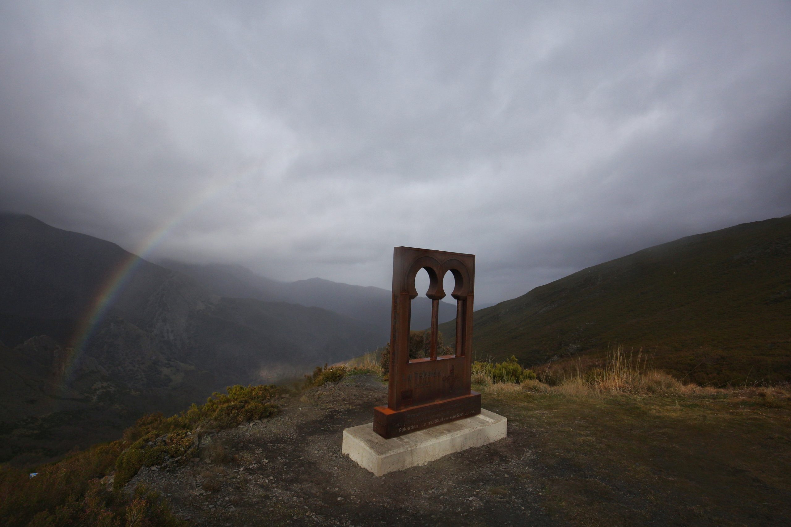 El alcalde de Ponferrada, Marco Morala, y el el concejal de Medio Rural, Turismo y Patrimonio, Iván Alonso, acuden a la inauguración del mirador de Peñalba de Santiago