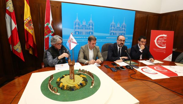 El alcalde de Ponferrada, Marco Morala (2D), junto al concejal de Medio Rural, Turismo y Patrimonio, Iván Alonso (2I), el director de los Museos de Ponferrada, Javier García Bueso (D), y el artista Rogelio Pacios (I), durante la presentación de las actividades organizadas para con motivo del centenario de la declaración del Castillo de los Templarios como Monumento Nacional