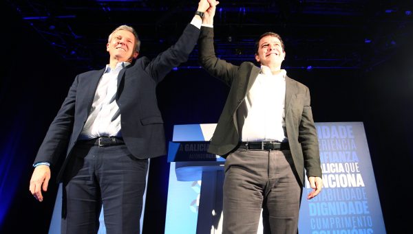 El presidente del PPCyL y de la Junta, Alfonso Fernández Mañueco (D), participa junto al presidente y candidato del PP de Galicia, Alfonso Rueda (I), en un mitin de campaña en O Barco de Valdeorras