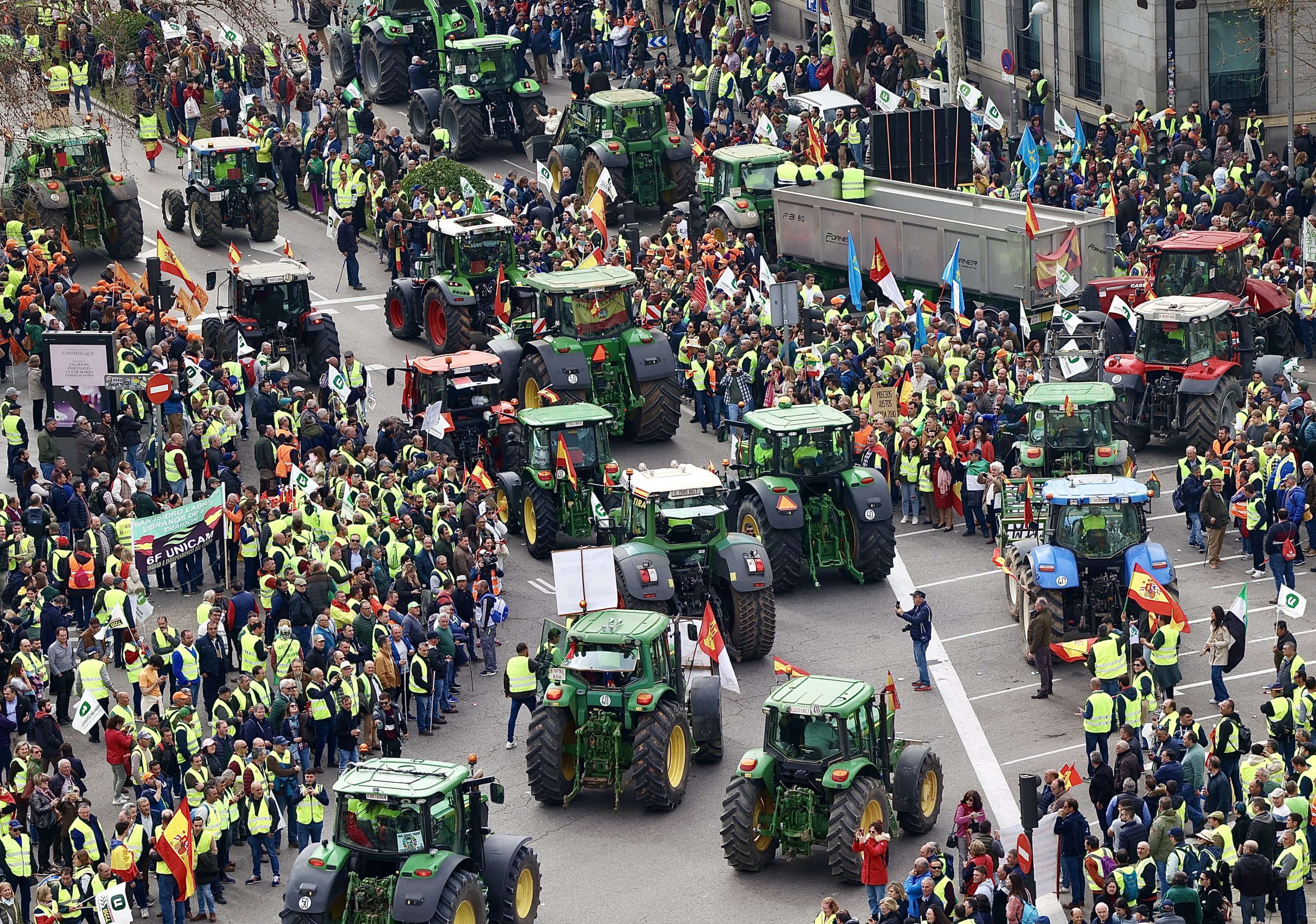 Agricultores y ganaderos de todo el país se concentran en Madrid con una tractorada de protesta por la situación actual del campo en España. / Juan Lázaro