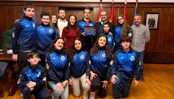 Recepción al Club Natación Bierzo en el Ayuntamiento de Ponferrada.