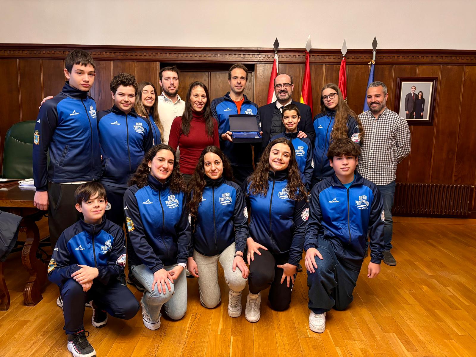 Recepción al Club Natación Bierzo en el Ayuntamiento de Ponferrada.