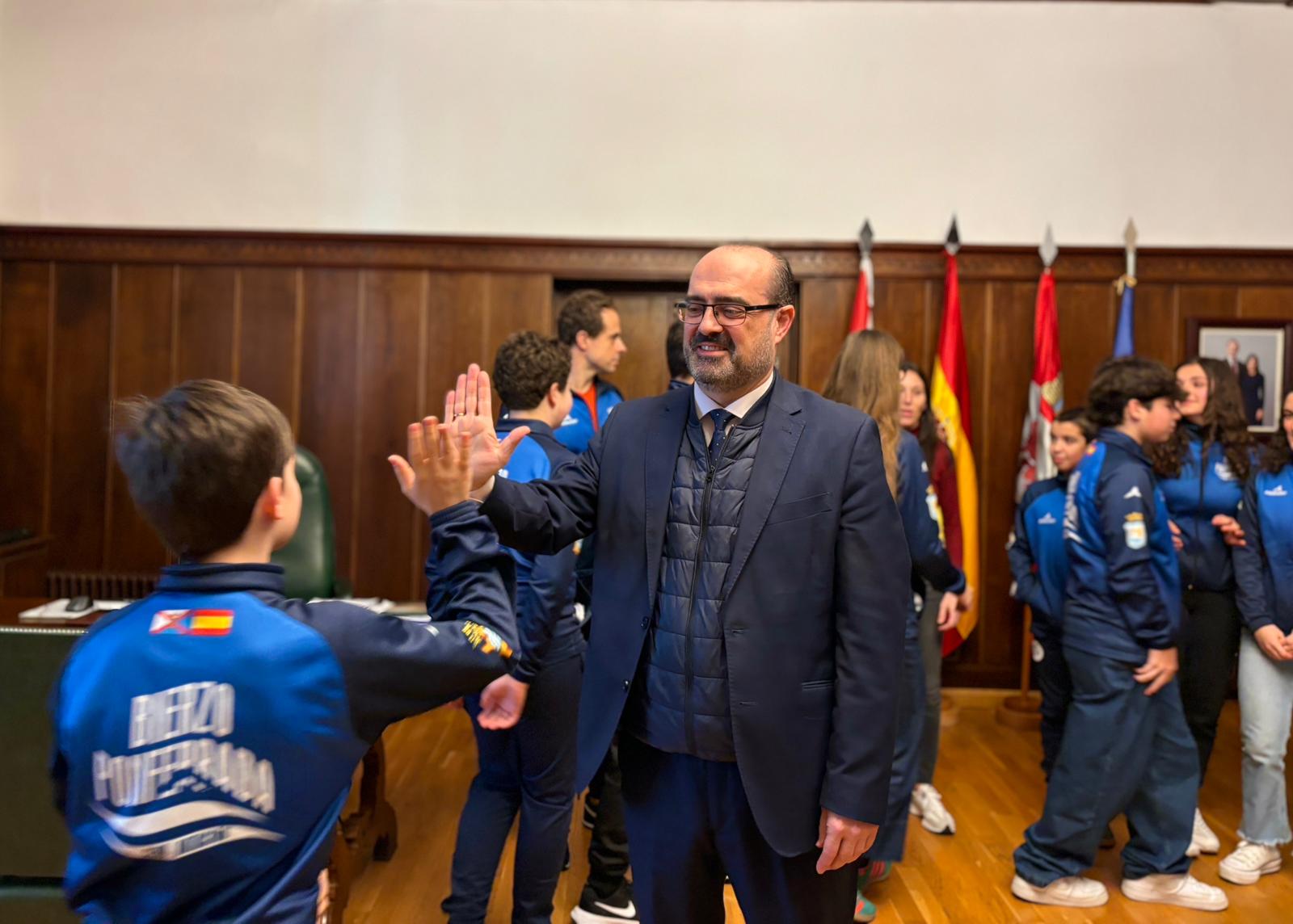 Marco Morala felicitó a los medallistas del Club Natación Bierzo