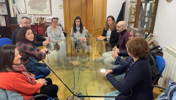 La diputada de Derechos Sociales, Carolina López, en una reunión en el Ayuntamiento de Camponaraya.