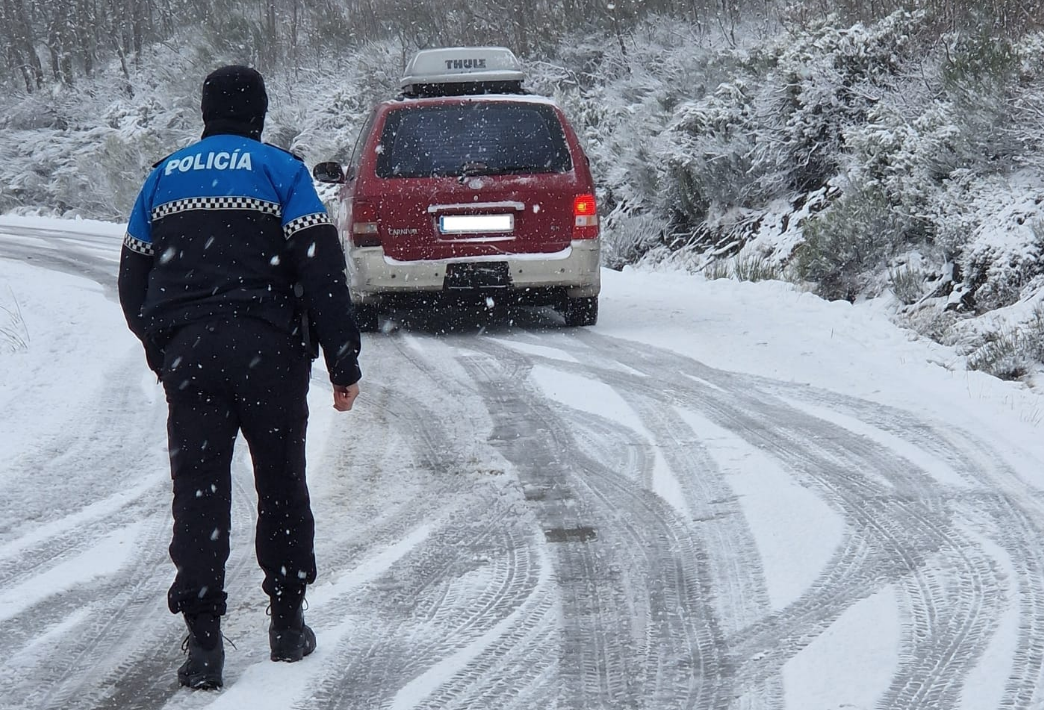 La Policía Municipal de Ponferrada auxilia a un coche en el Morredero