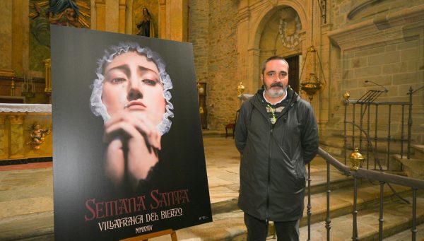 Bernardo López Santamarina posa junto al cartel de la Semana Santa de Villafranca del Bierzo 2024. / QUINITO