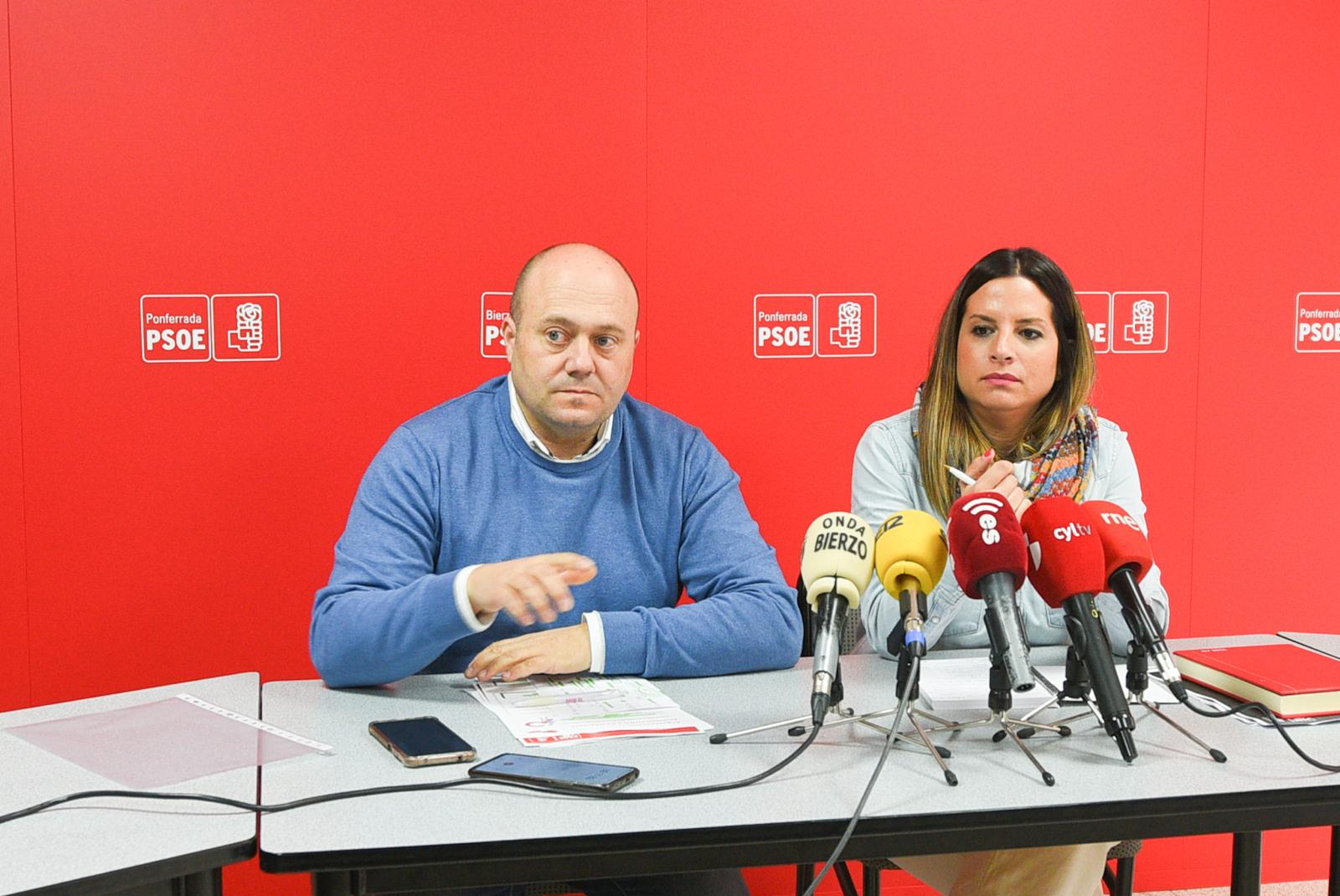 Javier Campos y Nuria Rubio, en la sede del PSOE de Ponferrada