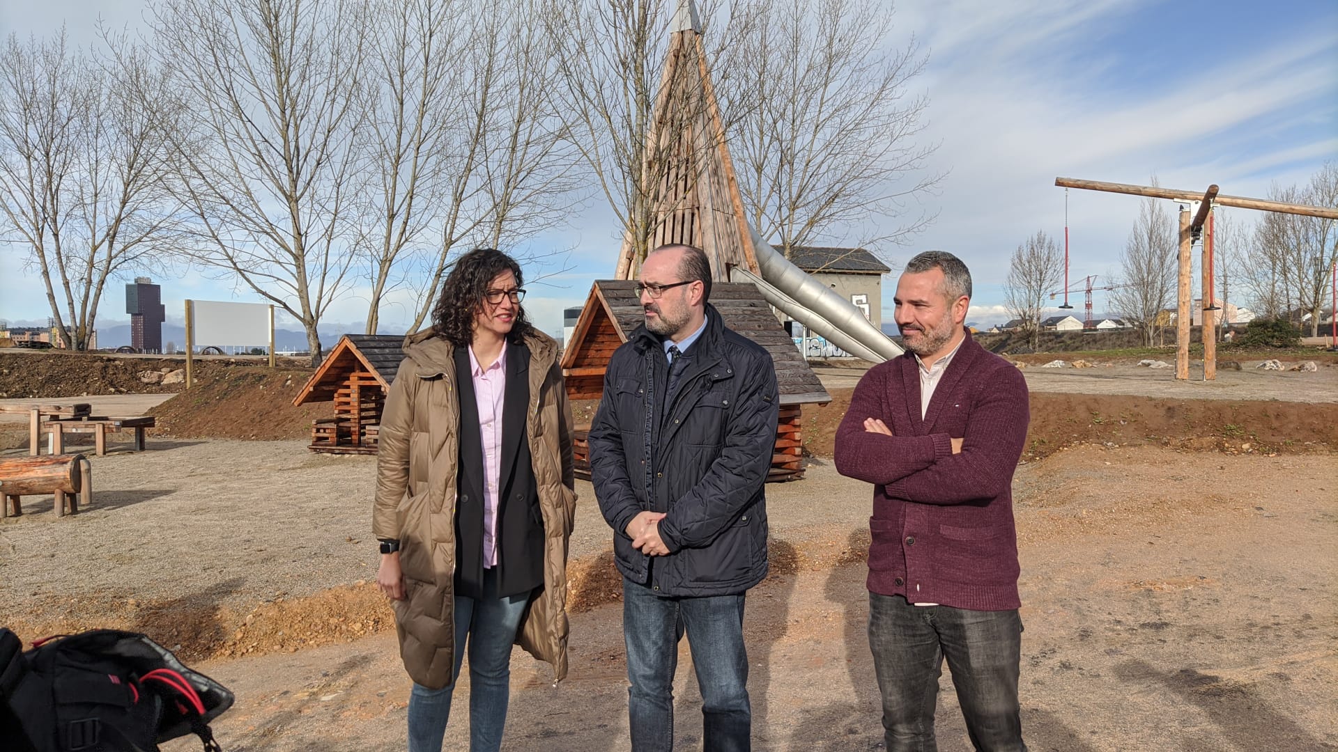 Lidia Coca, Marco Morala y David Pacios en la zona de juegos infantiles del Anillo Verde de Ponferrada