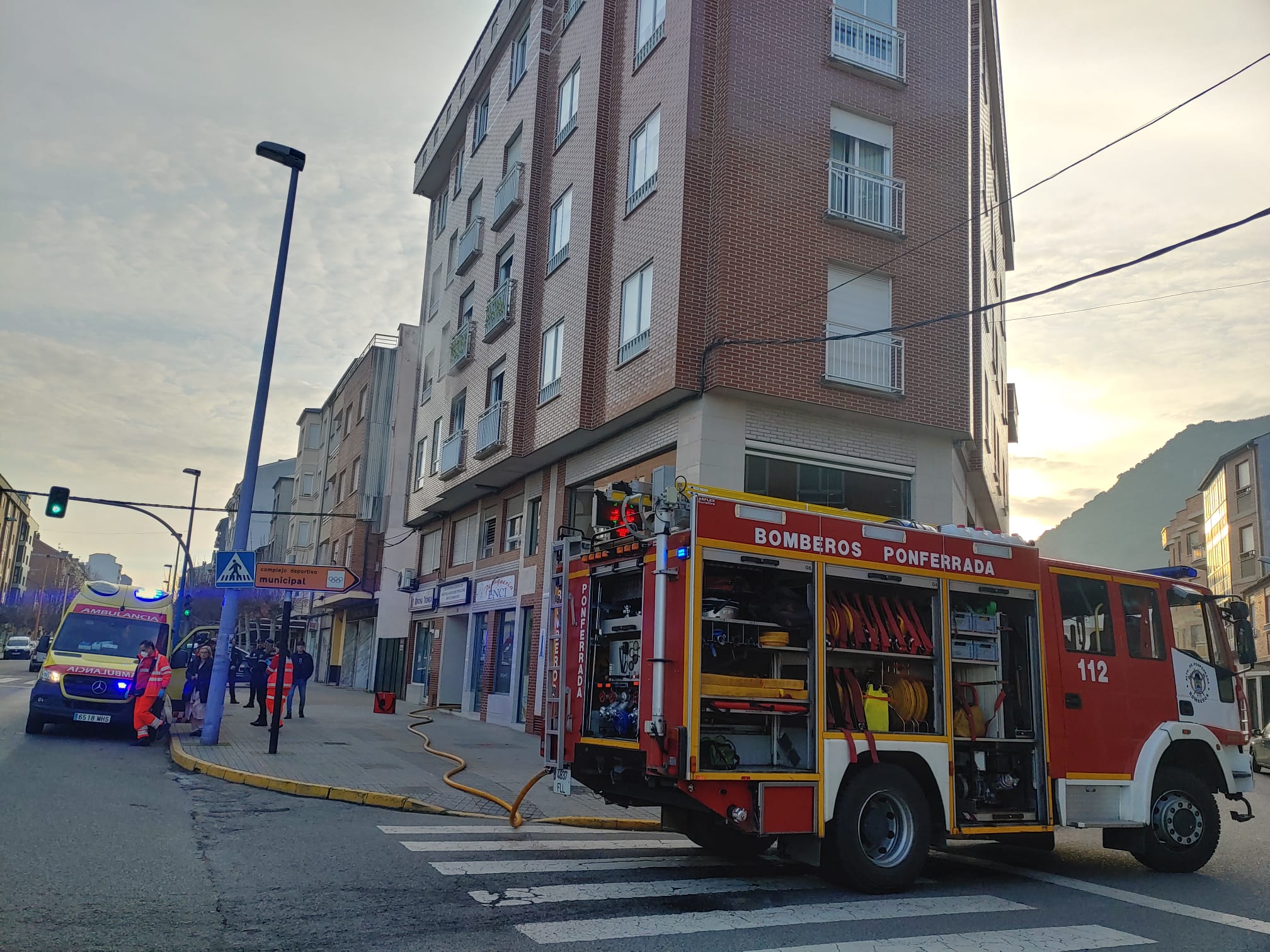 Incendio en la avenida de Portugal de Flores del Sil.