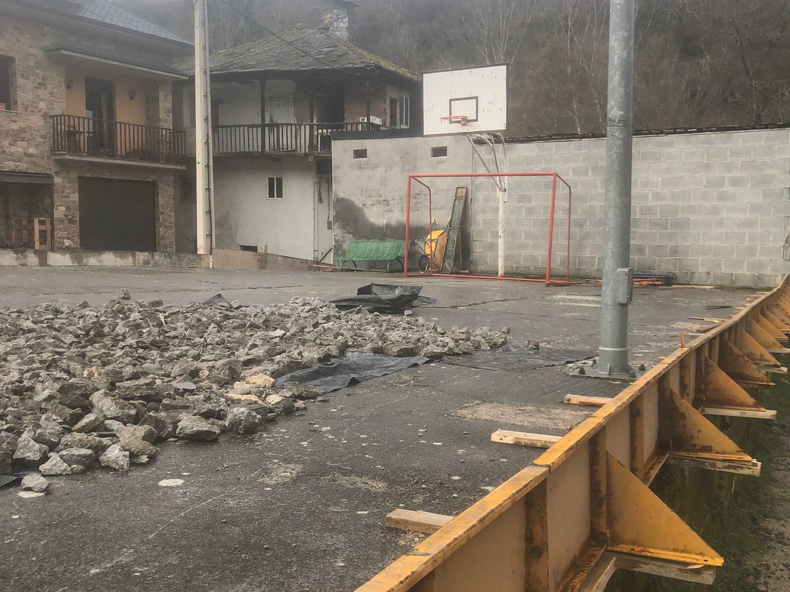 Obras en la pista polideportiva de Villanueva de Valdueza