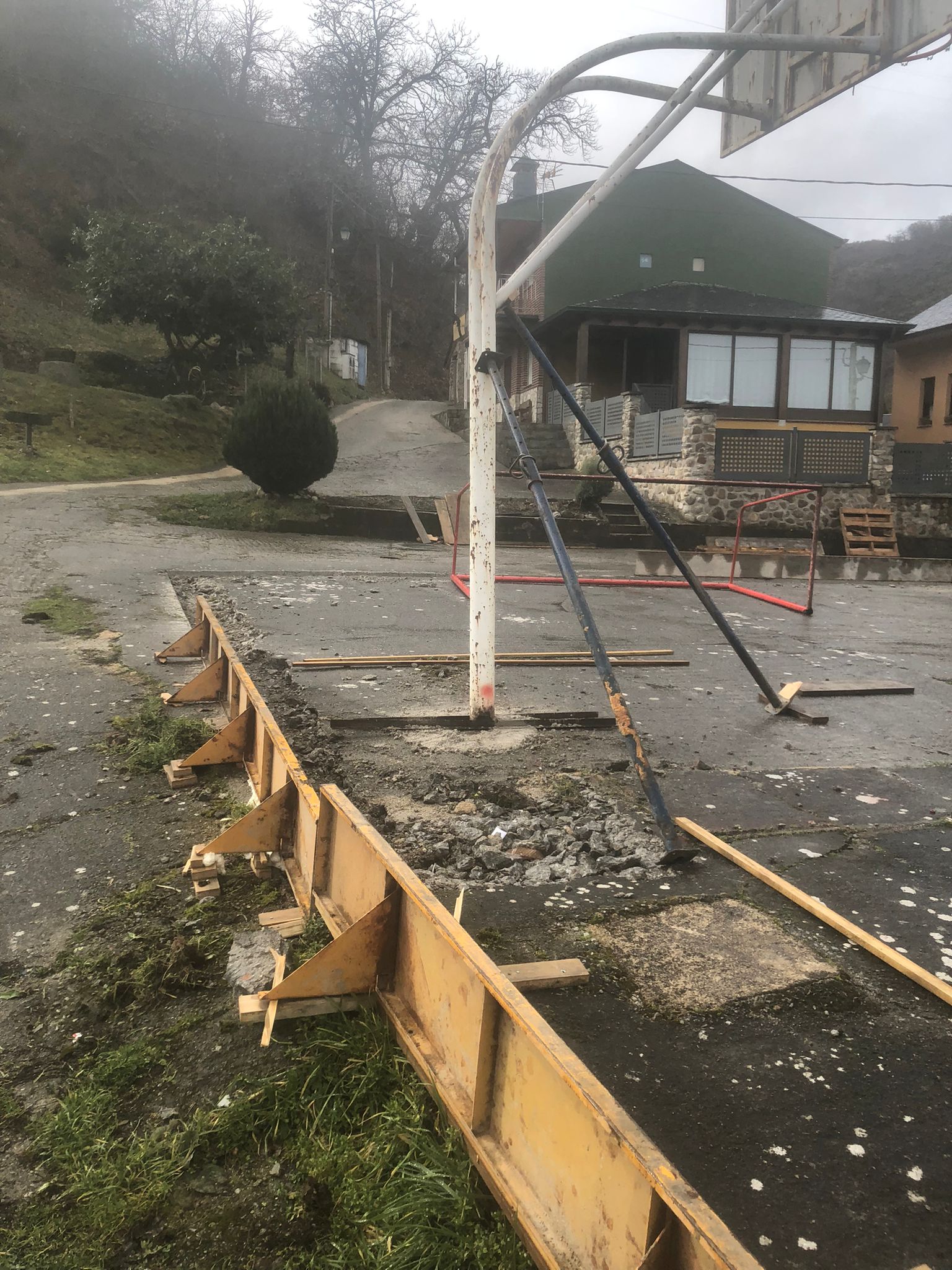 Obras en la pista polideportiva de Villanueva de Valdueza