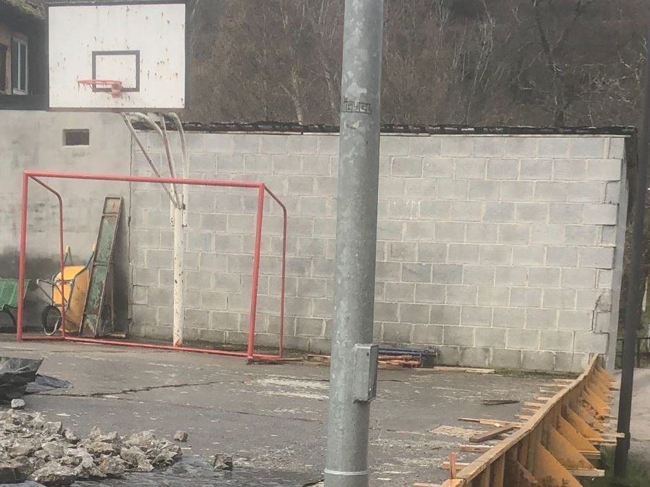 Obras en la pista polideportiva de Villanueva de Valdueza