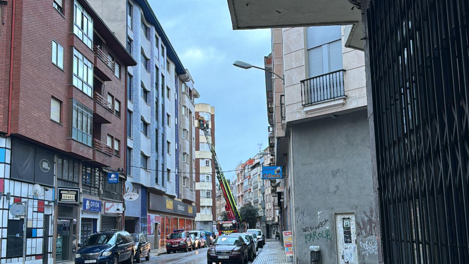 Los bomberos de Ponferrada revisan una fachada de la calle Doctor Fleming por riesgo de caída de piedras de granito