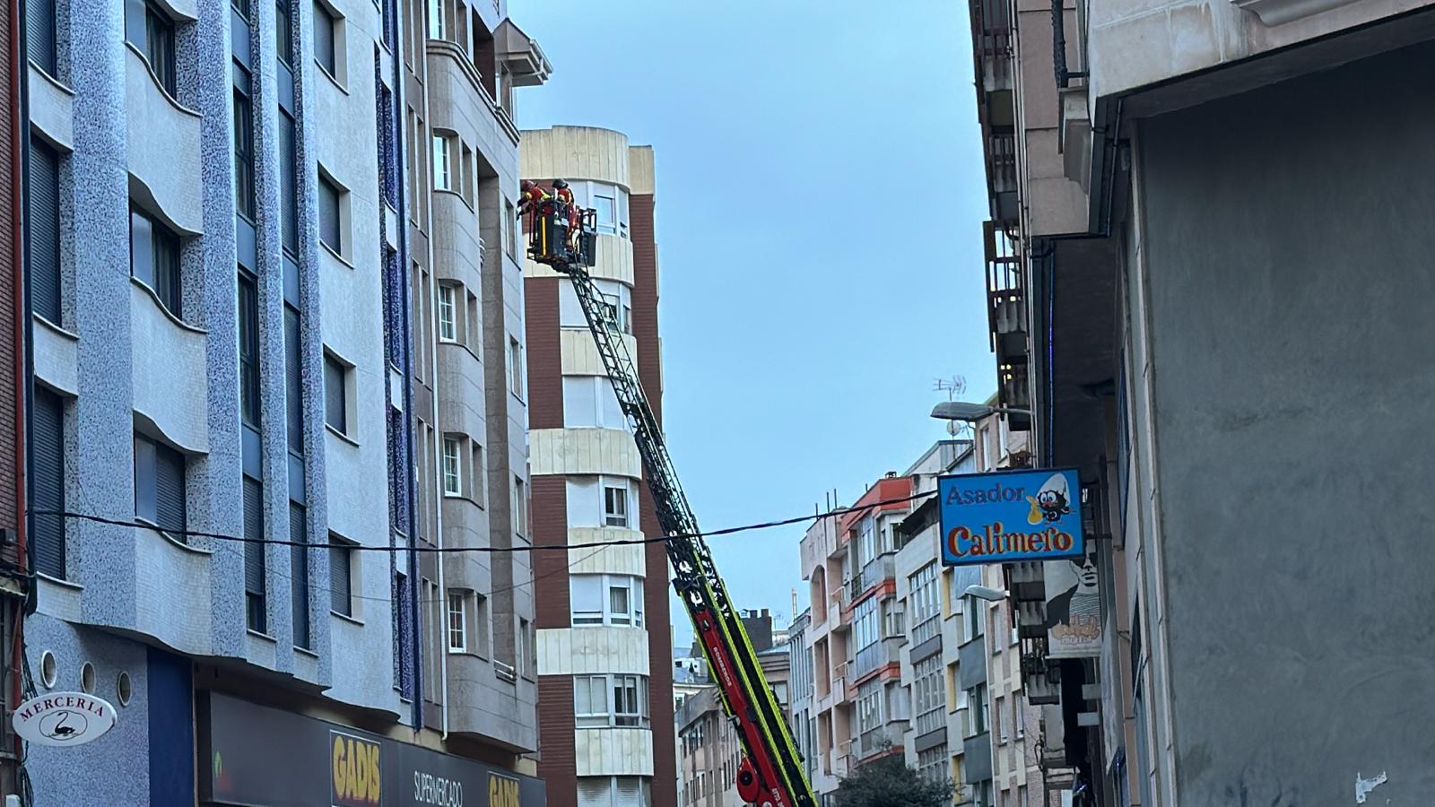 Los bomberos de Ponferrada revisan una fachada de la calle Doctor Fleming por riesgo de caída de piedras de granito