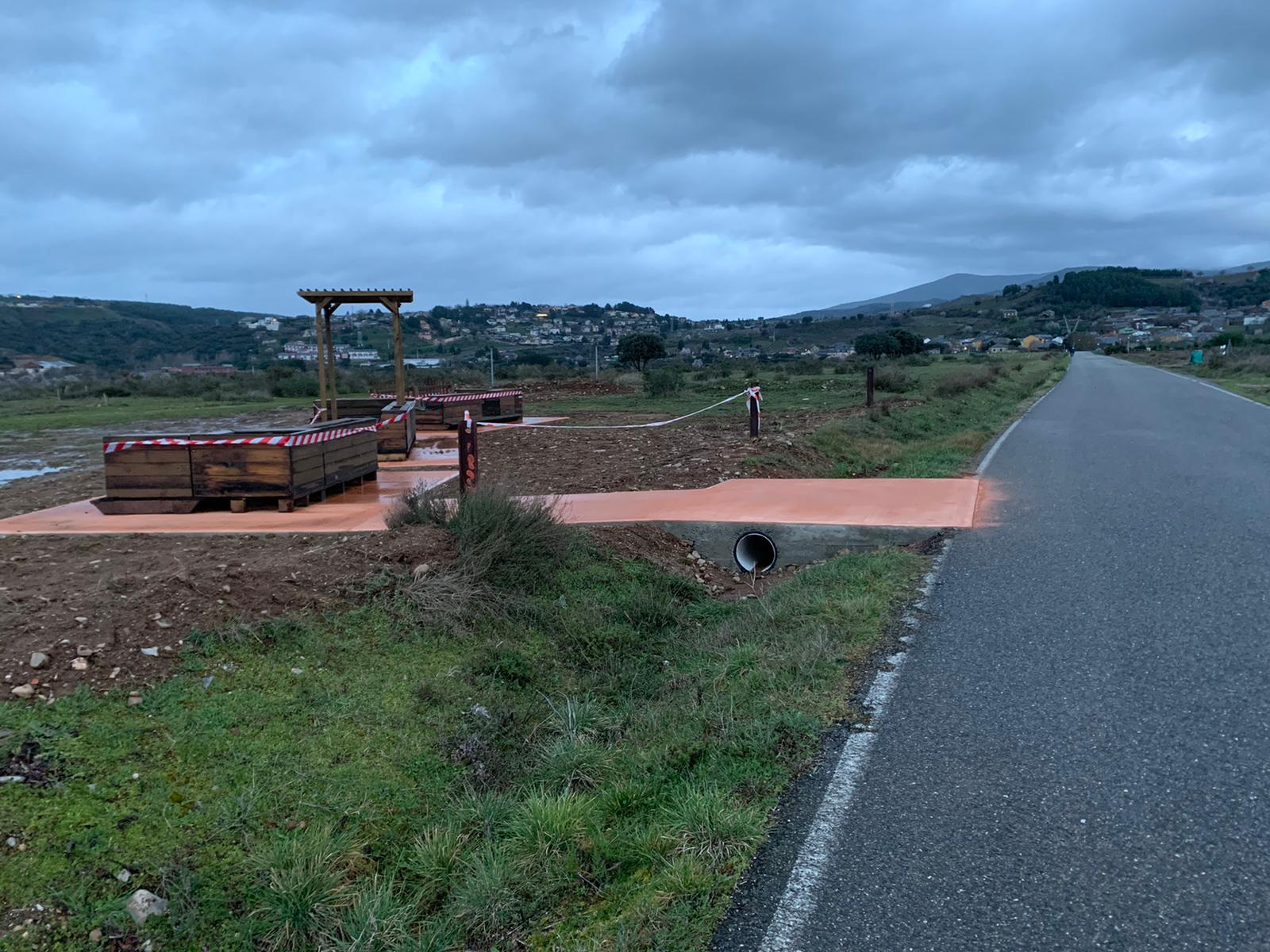 El 'parklet' que se encontraba instalado en el puente García Ojeda ya ha sido colocado en Campo, su nueva ubicación