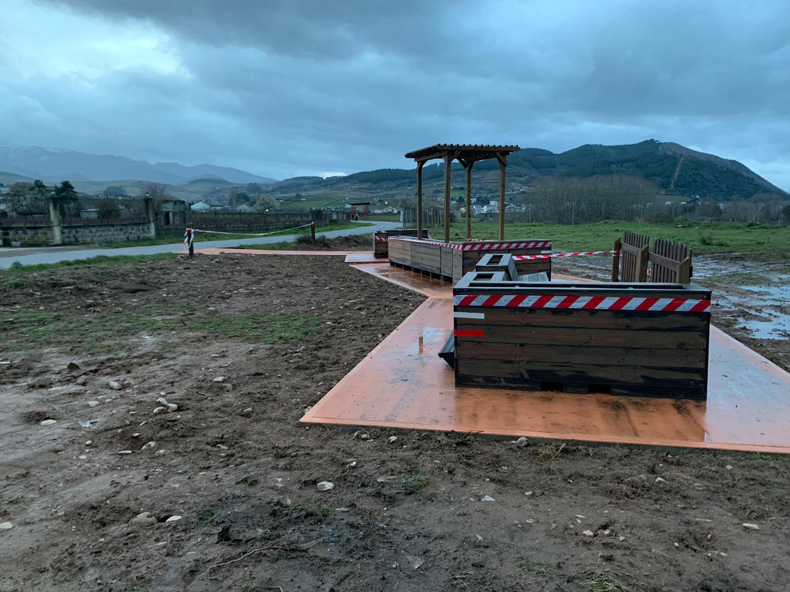 El 'parklet' que se encontraba instalado en el puente García Ojeda ya ha sido colocado en Campo, su nueva ubicación