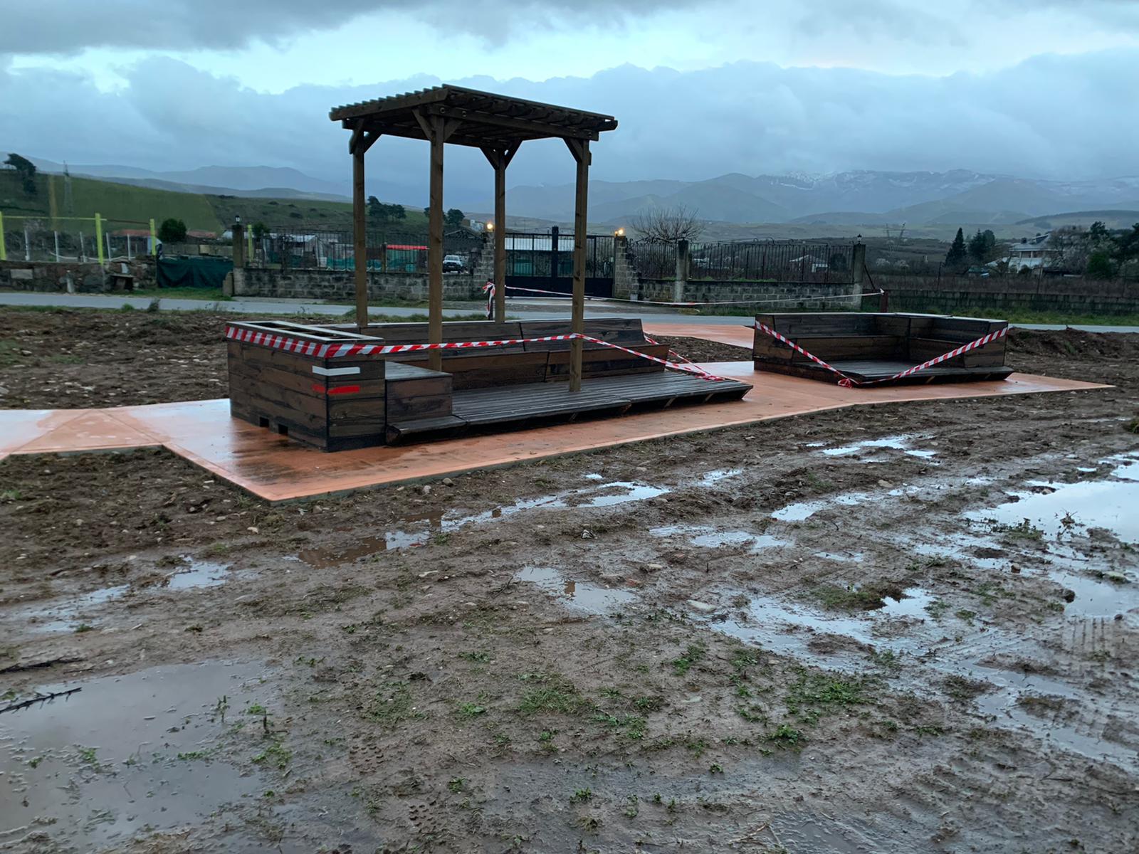 El 'parklet' que se encontraba instalado en el puente García Ojeda ya ha sido colocado en Campo, su nueva ubicación