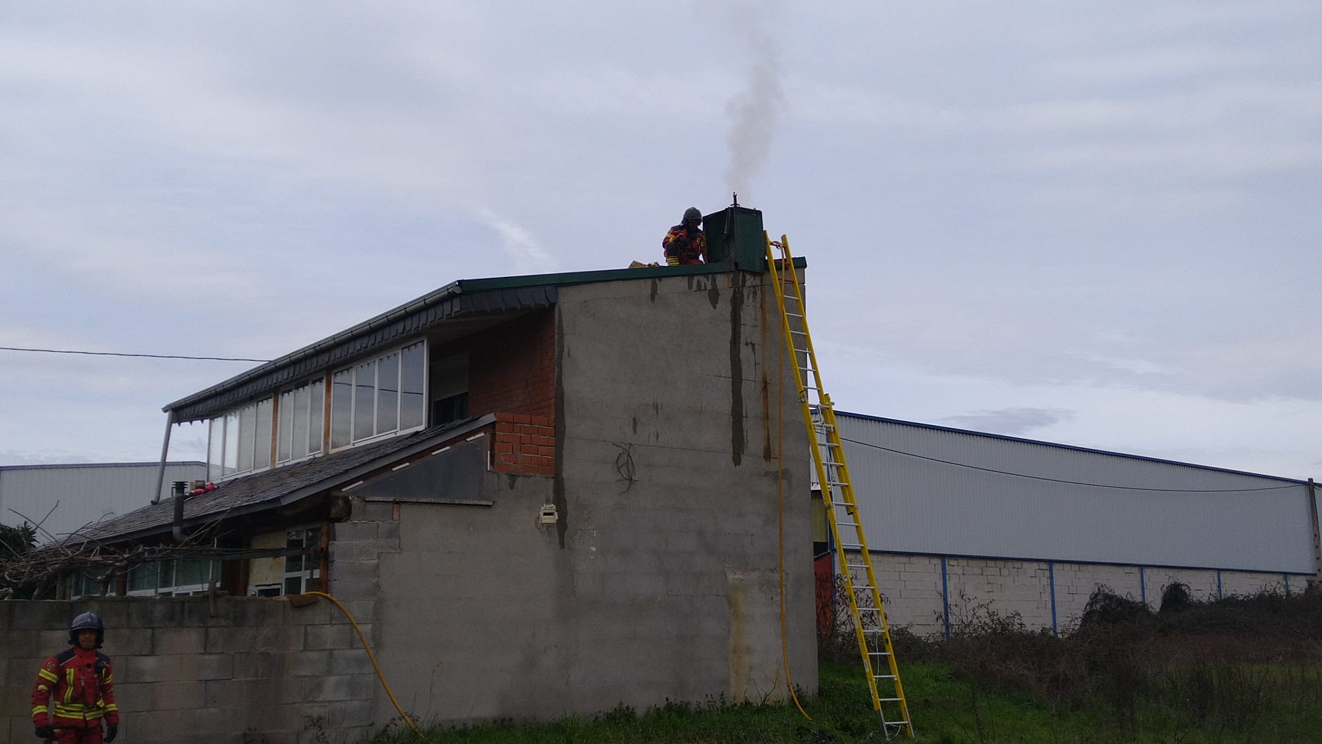 Los bomberos de Ponferrada en un incendio de una vivienda en la Avenida de Portugal