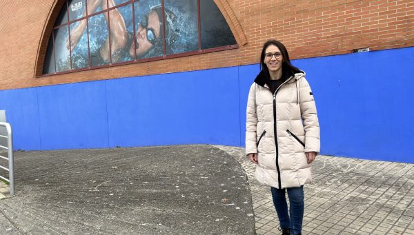 La concejala de Deportes, Eva González, en las piscinas climatizadas del Plantío