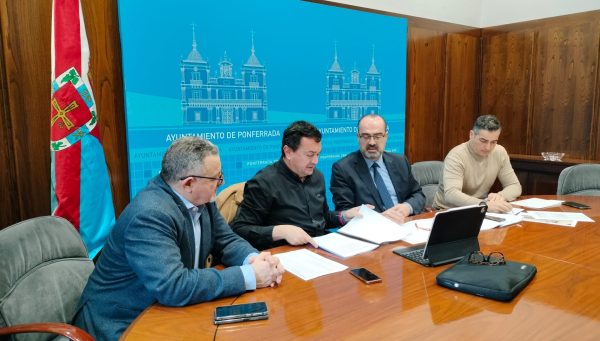 El alcalde de Ponferrada, Marco Morala, recibió al director de LM en Santo Tomás, Jorge López