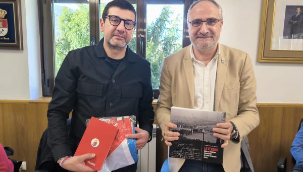 Visita de Olegario Ramón al Ayuntamiento de Torre del Bierzo.