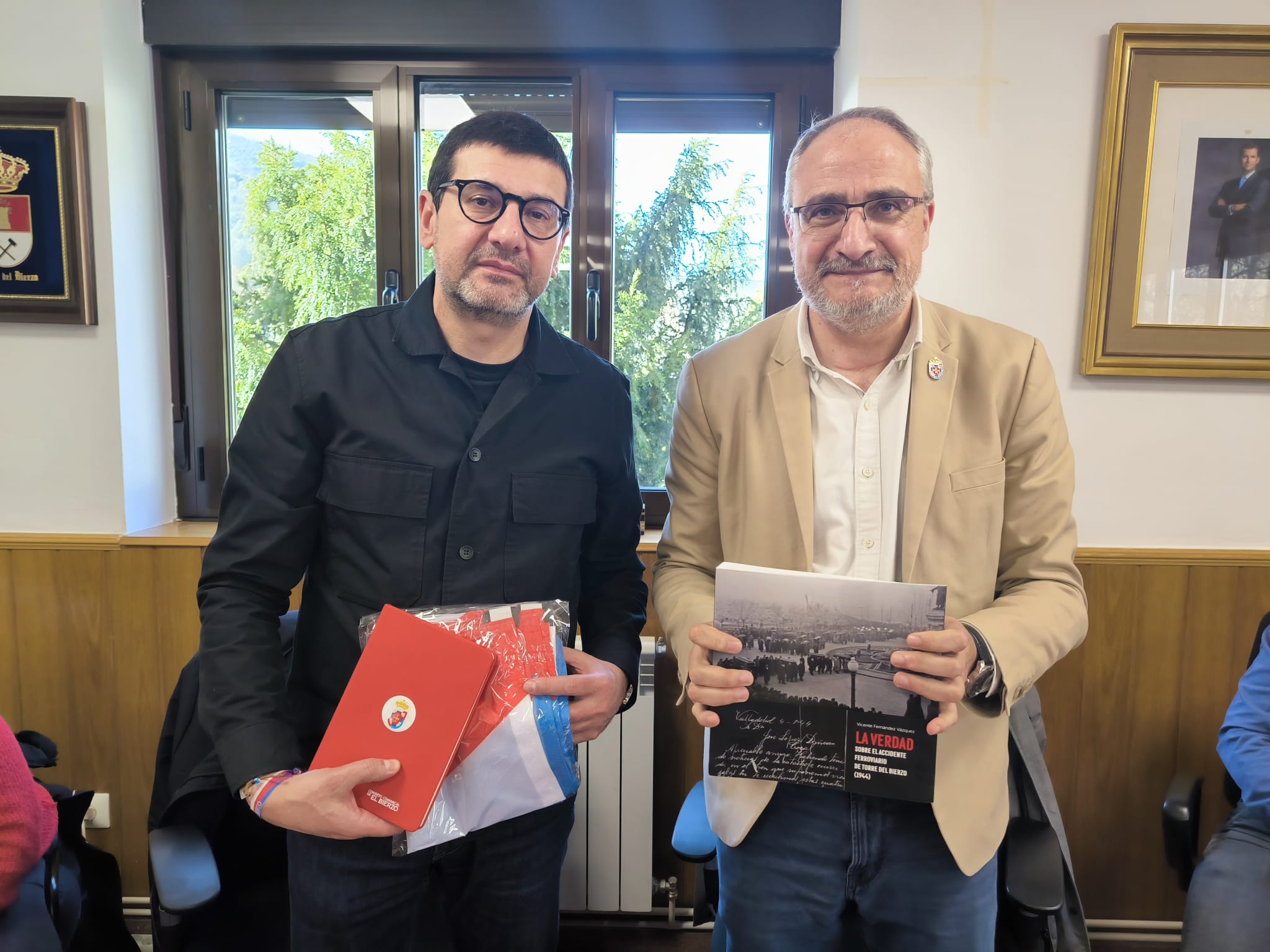 Visita de Olegario Ramón al Ayuntamiento de Torre del Bierzo.